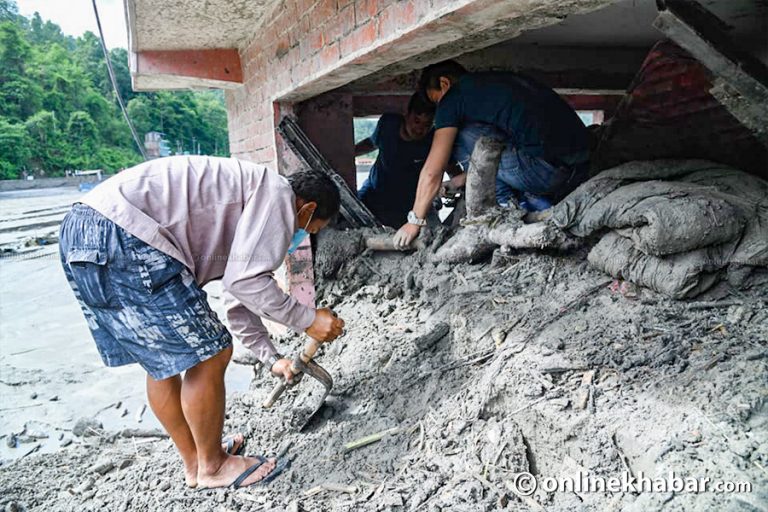 डुबेको घरबाट सामान झिक्दै मेलम्चीबासी