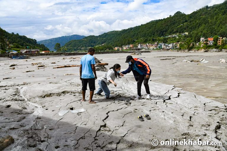 सडक सफा नगर्दा सिन्धुपाल्चोकमा यातायातका साधन चल्न सकेनन्