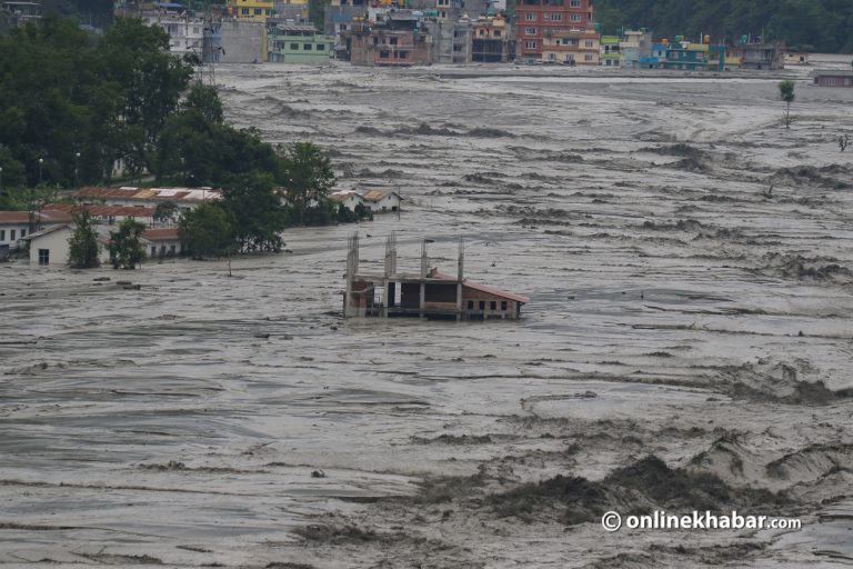 पहिरोले थुनिएको नदी एक्कासी खोलिँदा मेलम्चीमा बाढीको वितण्डा