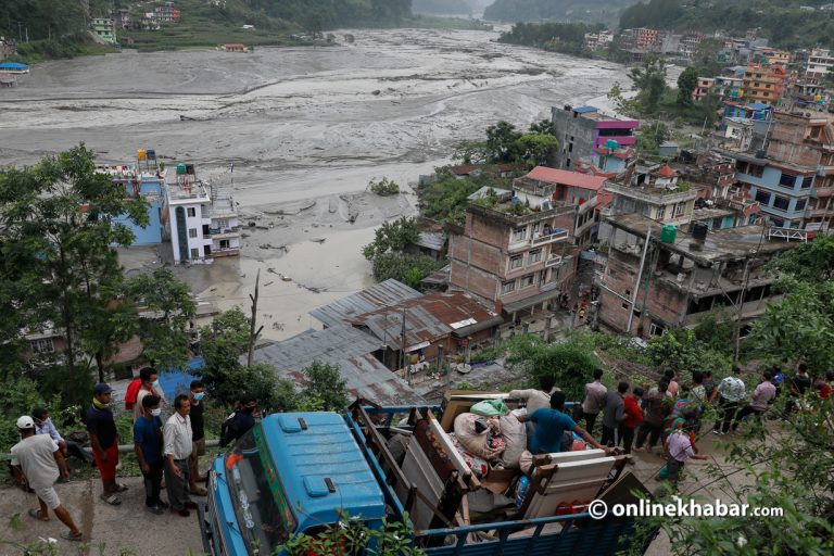 मेलम्चीको केउरानीका ३४ घर पहिरोको जोखिममा