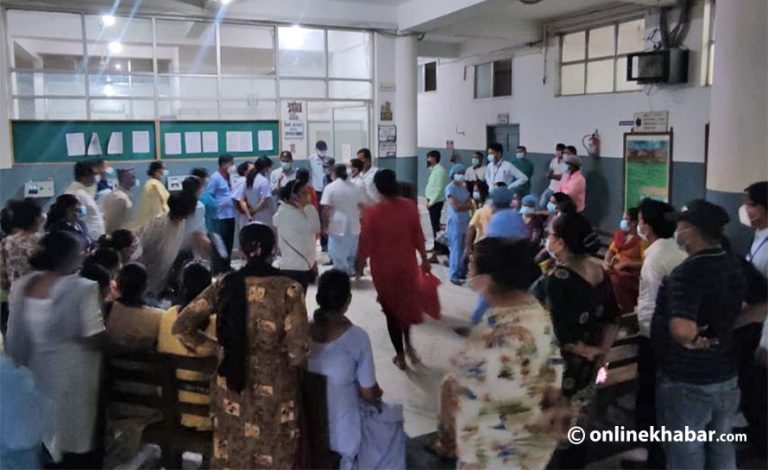 चार महिनादेखि तलब नपाएको भन्दै नेपालगञ्ज मेडिकल कलेजका कर्मचारी आन्दोलित