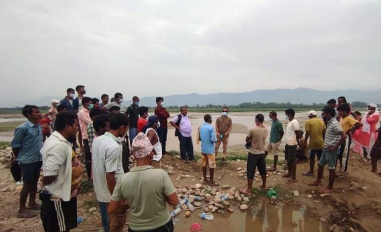 राप्ती नदीमा मापदण्ड विपरीत उत्खनन् गरेको विरोधमा स्थानीयको धर्ना