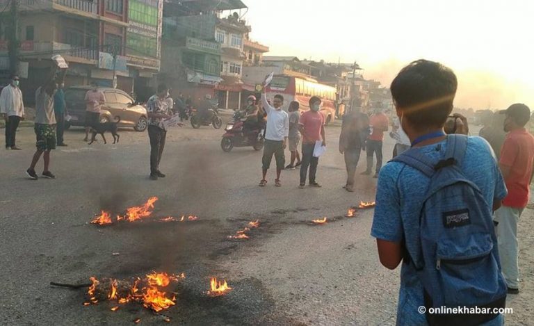 रुपन्देहीमा प्रधानमन्त्री ओली र उपप्रधानमन्त्री महतोको पुत्ला दहन