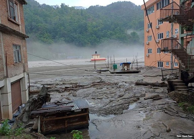 सिन्धुपाल्चोकमा कम्तीमा चार जना बेपत्ता, यातायात सम्पर्क विच्छेद