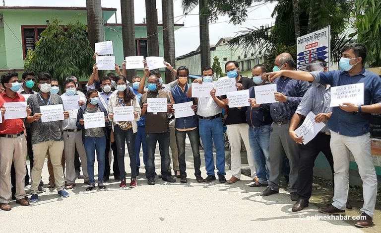 स्वास्थ्यकर्मीमाथि प्रहरीले कुटपिट गरेको विरोधमा विराटनगरमा प्रदर्शन