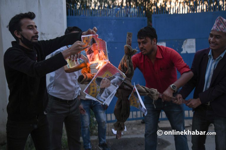 मीनभवनमा अनेरास्ववियु क्रान्तिकारीद्वारा प्रधानमन्त्रीको पुत्ला दहन