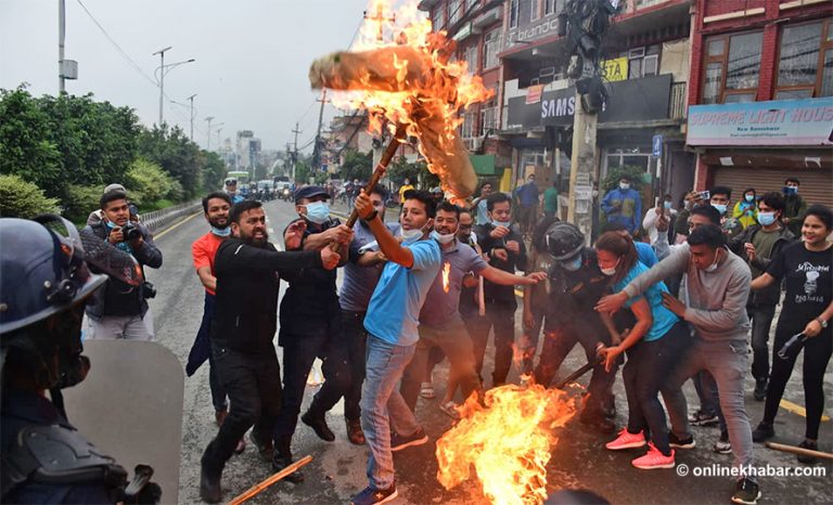 बानेश्वरमा राष्ट्रपति र प्रधानमन्त्रीको पुत्ला दहन