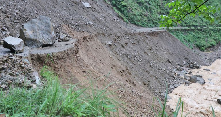 पहिरोले लुम्बिनी प्रदेशका अधिकांश सडक अवरुद्ध