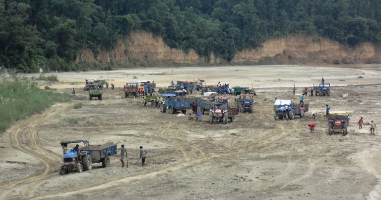 व्यापार घाटा न्यूनीकरणको कार्ययोजना दराजमा थन्क्याएर ढुङ्गा–गिट्टीतिर नजर