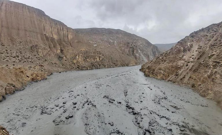 मुस्ताङको लुप्रा खोलामा लेदोसहित बाढी