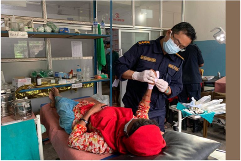 प्रहरी अस्पतालका चिकित्सकद्वारा बाढी पहिरो प्रभावित हेलम्बु र मेलम्चीवासीको निःशुल्क उपचार 