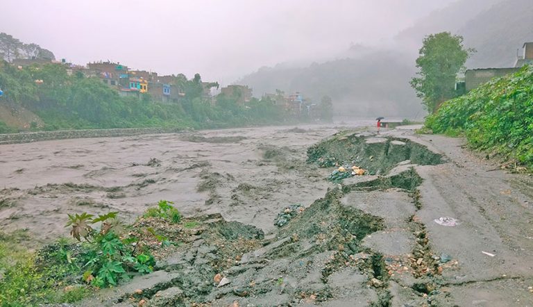 कालीगण्डकीमा आएको बाढीले बगायो ९ घर