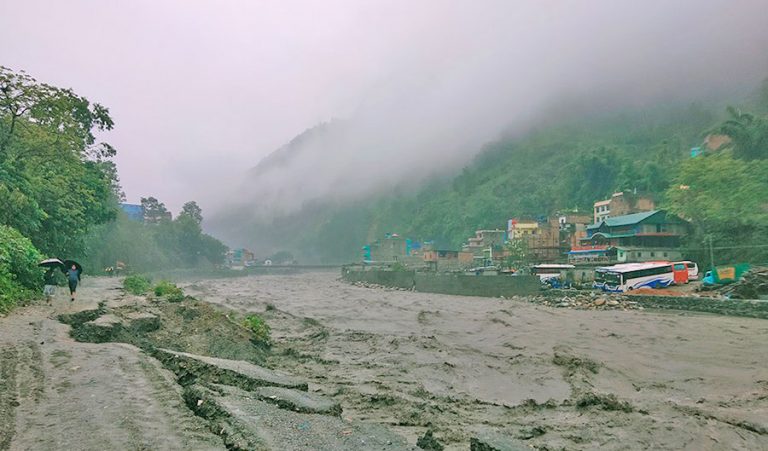 कालीगण्डकीले तटबन्ध बगाएपछि बेनी बजार कटानको उच्च जोखिममा