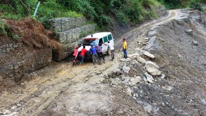 दुई लेन बन्न सकेको छैन, चार लेन बनाउने घोषणा