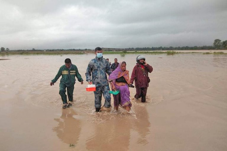 राप्तीको बाढीमा फसेका चारजनाको सकुशल उद्धार