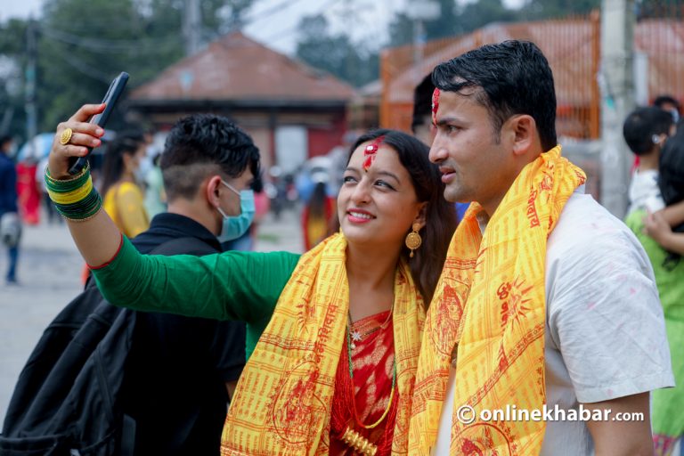 कोरोना महामारीकै बीच पशुपतिमा साउने सोमबारको भीड (फोटो फिचर)