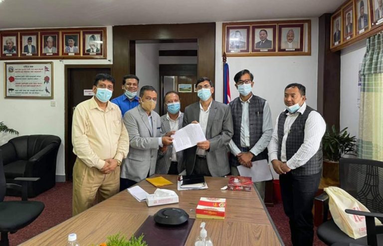ब्रोकर कमिसन र करको दर घटाउन अर्थमन्त्रीसँग सेयर लगानीकर्ताको माग