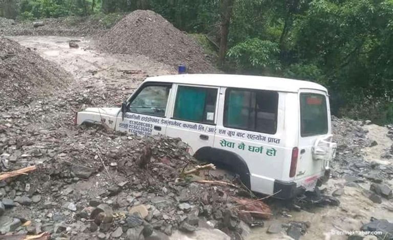 गुडिरहेको एम्बुलेन्समाथि पहिरो खस्यो, बिरामीको मृत्यु