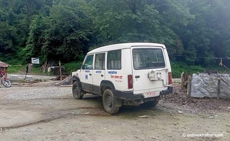 बाटोमै थन्कियो डोटी जिल्ला अस्पतालको एम्बुलेन्स