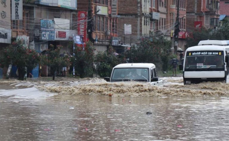 बनेपा बजारमै गाडी डुब्ने भल