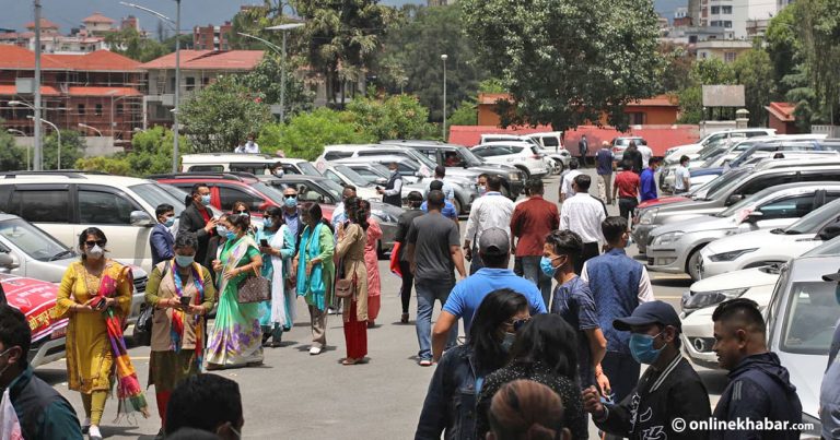 ओलीको स्वागतमा एमाले कार्यकर्ताहरु बालुवाटारमा भेला