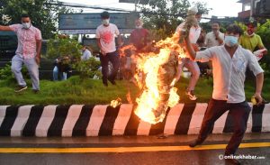 ओली समर्थकले प्रधानन्यायाधीशको पुत्ला जलाए