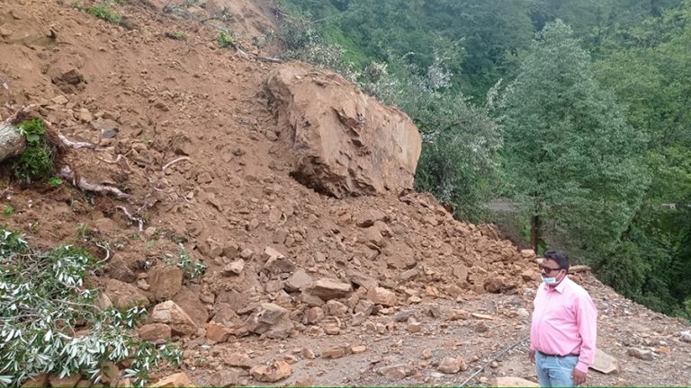 रसुवामा पहिरोले पुरिएर एकै परिवारका चारजनाको मृत्‍यु