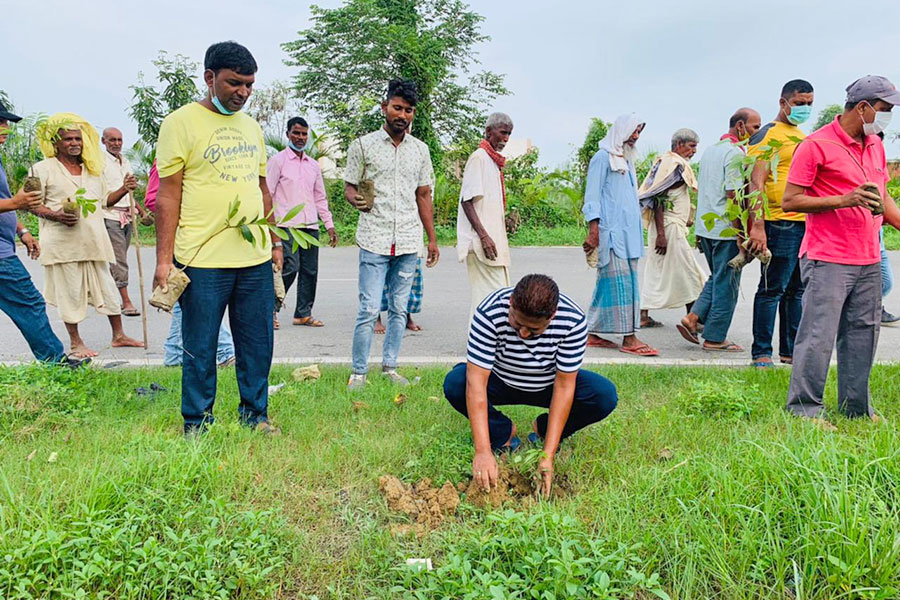 गिरिजाप्रसाद कोइरालाको ९८औं जन्मजयन्तीमा पर्सामा वृक्षारोपण