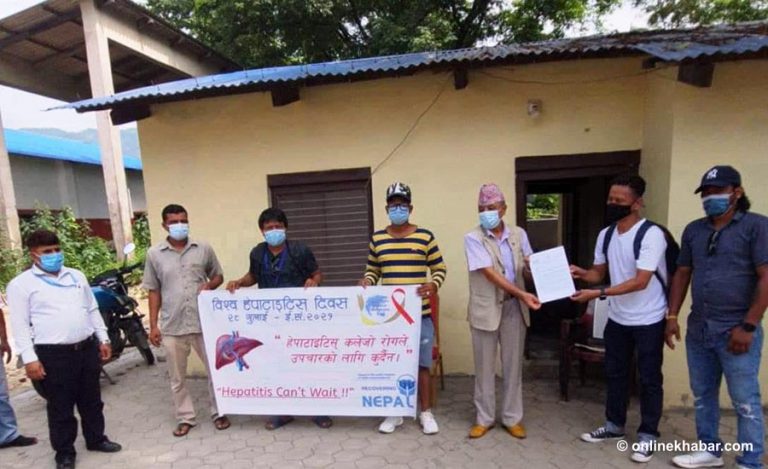 हेपाटाइटिस सीको उपचार शुरु गर्न माग गर्दै लुम्बिनीका स्वास्थ्यमन्त्रीलाई ज्ञापनपत्र