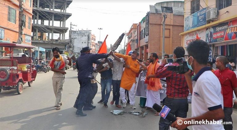 मदरसा शिक्षा विधेयक फिर्ताको माग गर्दै जनकपुरमा मुख्यमन्त्रीको पुत्ला दहन