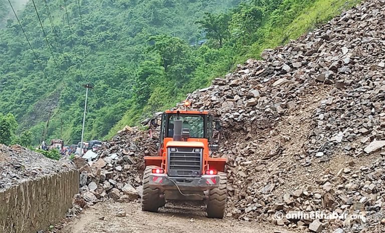 पहिरोले पृथ्वी राजमार्ग अवरुद्ध