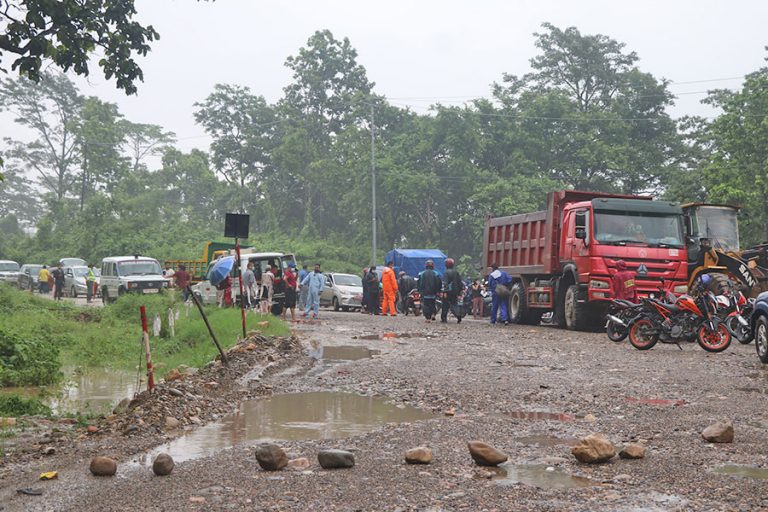 गैंडाकोटमा डाइभर्सन बगाउँदा राजमार्ग अवरुद्ध