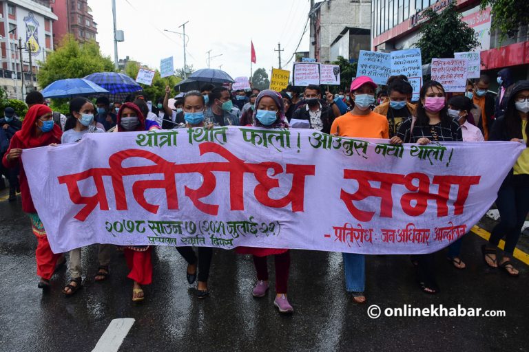 ‘थोत्रो थिति आजै फालौं’ भन्दै युवाहरू सडकमा
