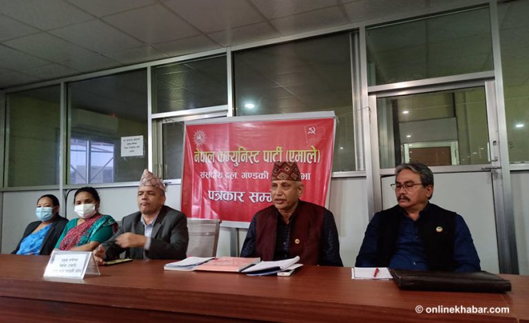 गण्डकीमा टेबुल फाल्ने सांसदको स्पष्टीकरण : साँघुरो भएर सारेको हो, हान्न खोजेको होइन
