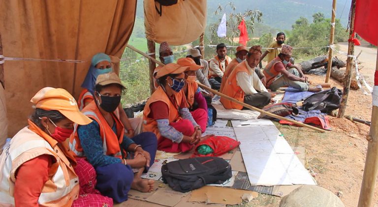 २१ महिनादेखि ज्याला नपाएपछि बैतडीमा सडक मजदुर रिले अनशनमा