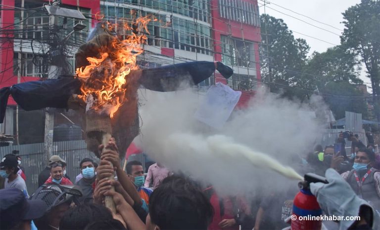 प्रदर्शनीमार्गमा विपक्षी गठबन्धनका विद्यार्थीको प्रदर्शन