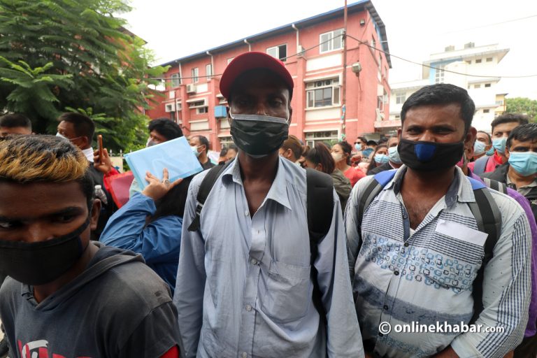 खोप लगाउन होइन, लगाएको प्रमाण लिन मध्यरातदेखि लाइनमा