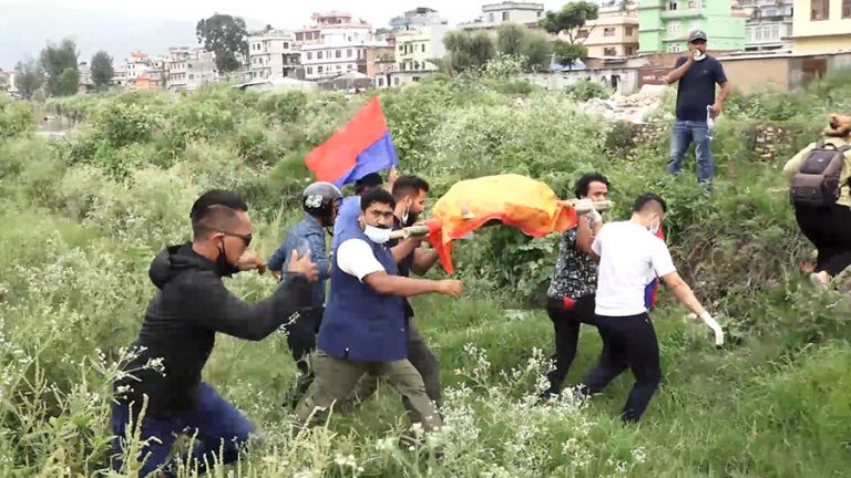 माधव नेपालविरुद्ध युवा संघको प्रदर्शन