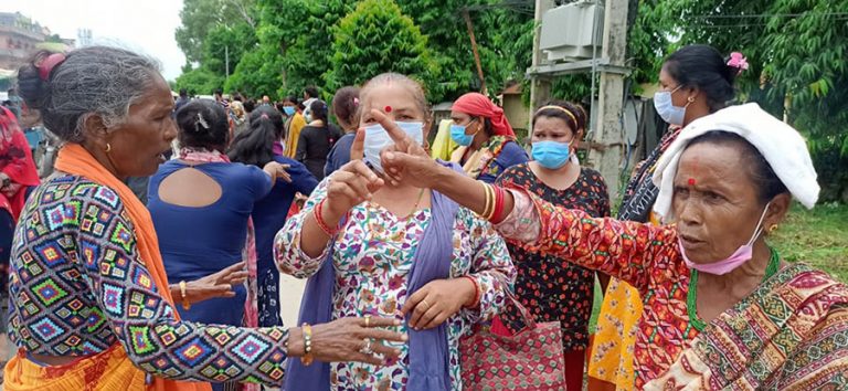 बजेटका विषयमा मुख्यमन्त्री कार्यालय अगाडि वादी समुदायबीच हात हालाहाल