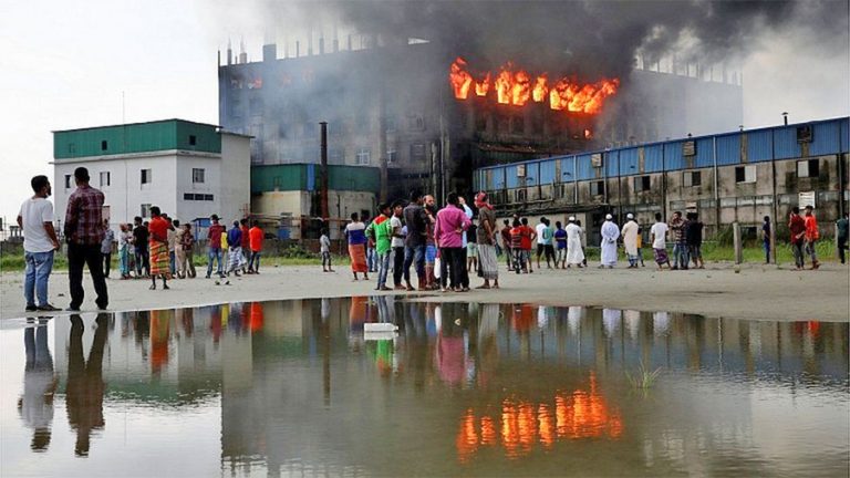 बंगलादेशमा आगलागीमा ५२ जनाको मृत्यु भएपछि कारखाना सञ्‍चालक पक्राउ