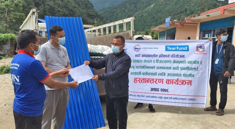 हेलम्बुका बाढी प्रभावितलाई जस्तापाता सहयोग