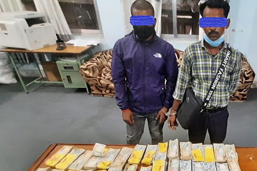 स्रोत नखुलेको ३१ लाख रुपैयाँसहित दुईजना पक्राउ