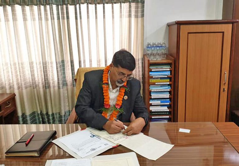 अर्थमन्त्रीको पहिलो निर्णय : कोभिड खोप किन्न ५ अर्ब बजेटको सहमति