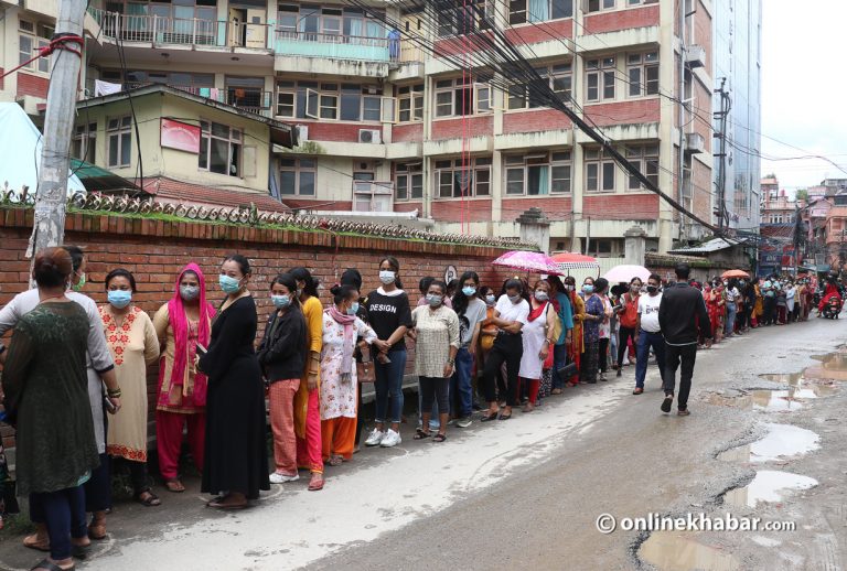 ‘खोप त पाइयो, लाइन बस्नुकै सास्ती’