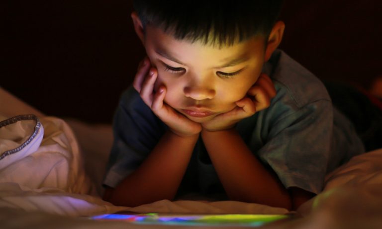 बच्चाको खेलौना होइन स्मार्टफोन, मस्तिष्क विकासमा पार्दैछ असर : अध्ययन