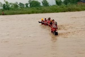 कञ्चनपुरमा बाढीमा फसेका २० जनाको सकुशल उद्धार