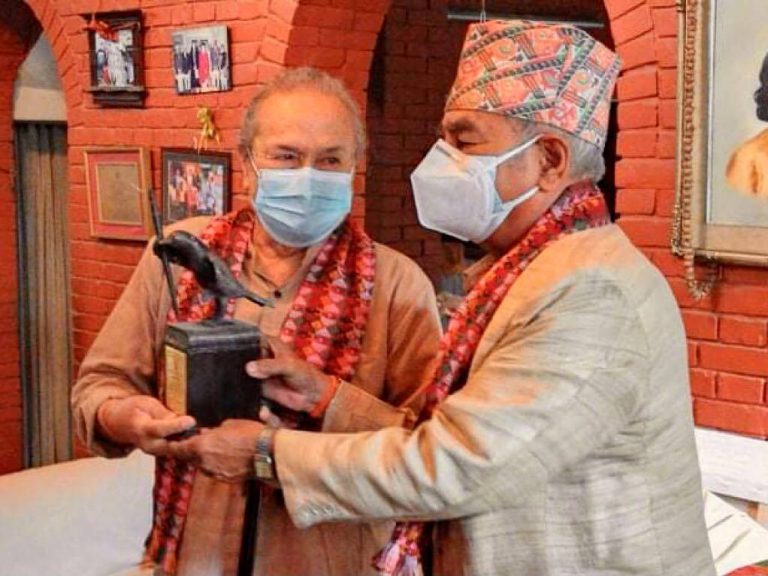 वासुदेव विद्यादेव लुइँटेल गुठीद्वारा शाह र केसी पुरस्कृत