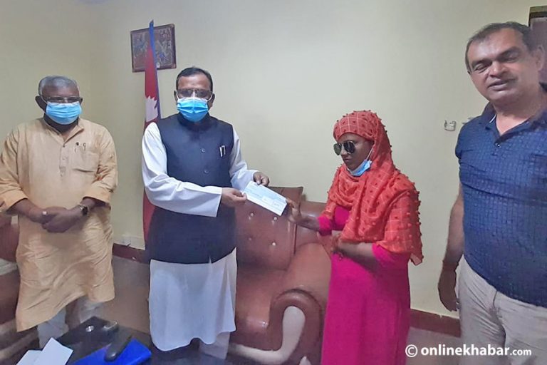 एसिडपीडित आरती साहलाई प्रदेश सरकारको ५ लाख सहयोग