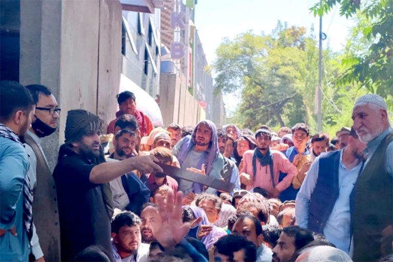 अफगानिस्तानमा खुल्न थाले बैंक, पैसा निकाल्नेको भिड