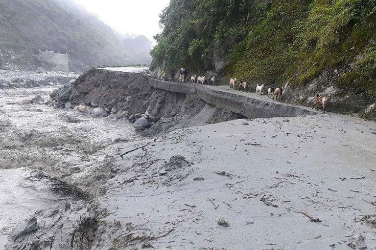बाहुलीखोलामा आएको बाढीले चैनपुर जोड्ने सडकखण्ड अवरुद्ध